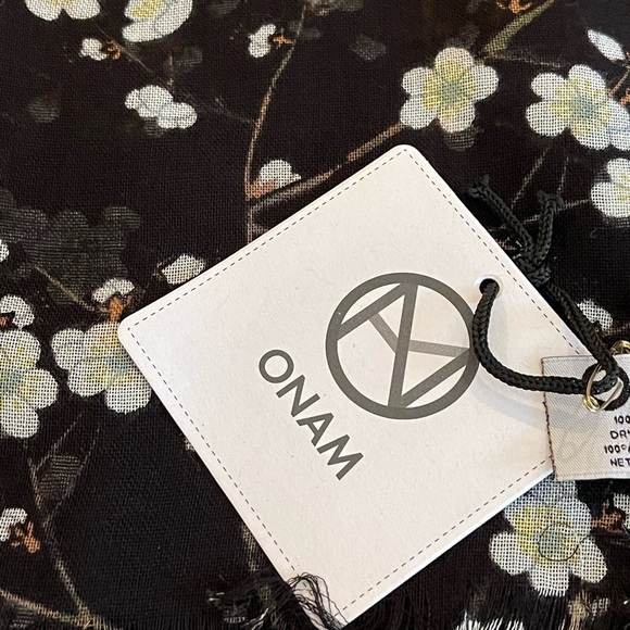 ONAM FLEUR SCARF - Picture 3 of 6